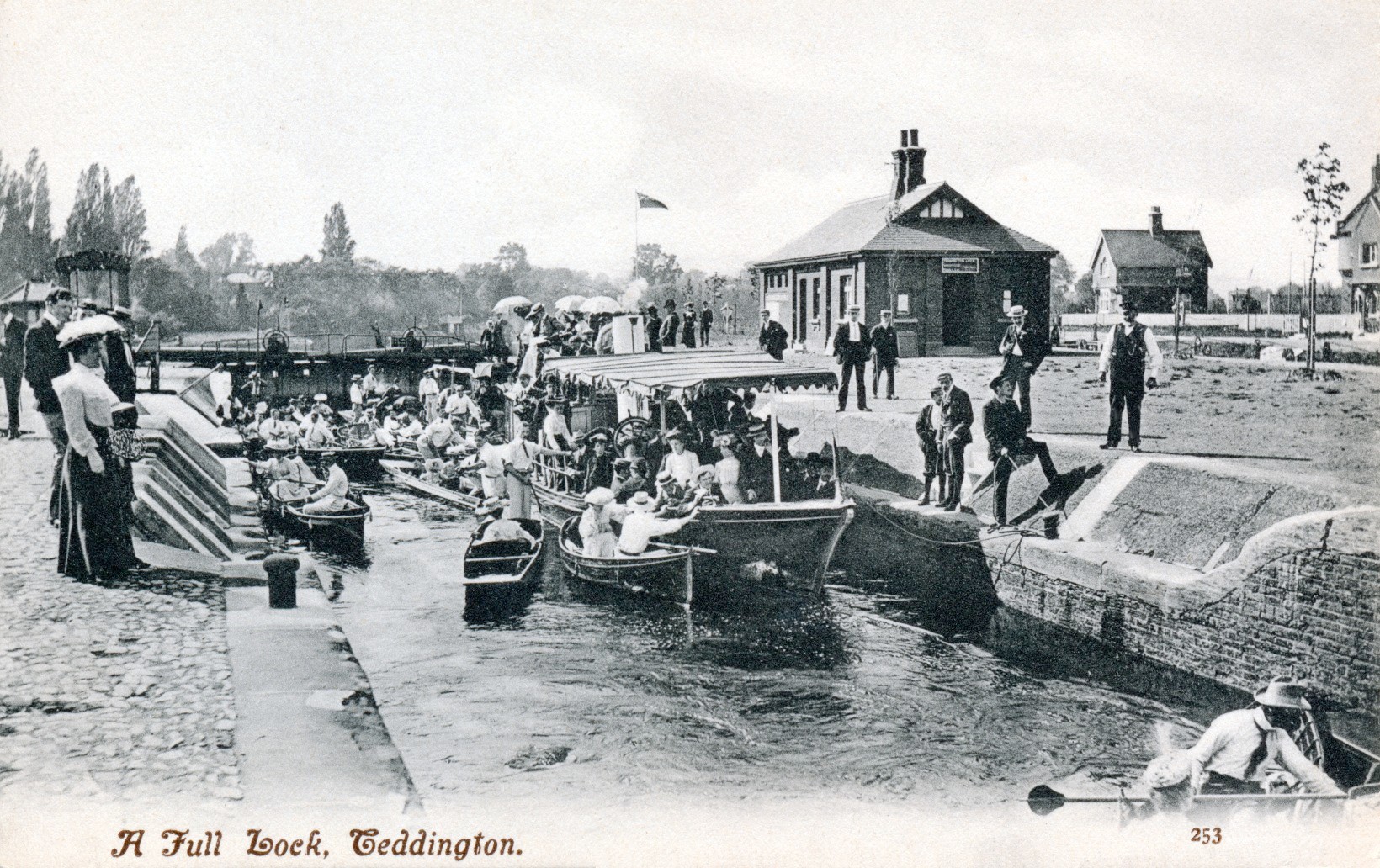 Teddington Lock,river view